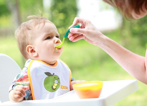 Quấy bột cho bé ăn dặm kiểu này, trẻ biếng ăn mệt mỏi và dễ cao huyết áp khi lớn lên