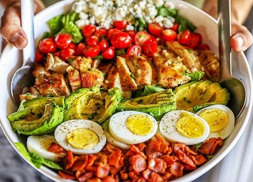 Salad bơ trộn cà chua, trứng gà cho hội chị em ăn sạch, sống khỏe