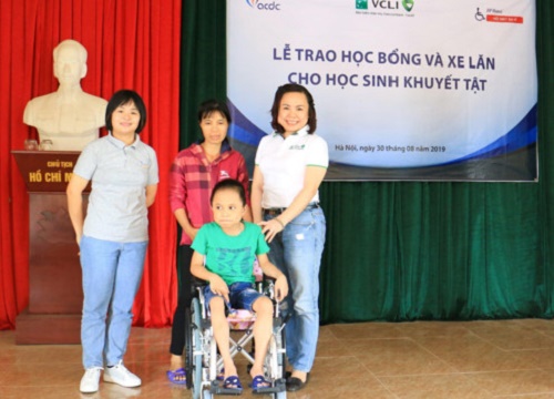 Trao học bổng và xe lăn cho học sinh khuyết tật