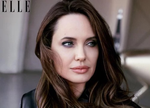 Angelina Jolie khoe nhan sắc ở tuổi 44