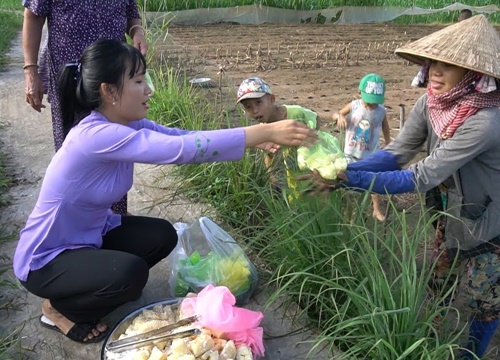 Bà con thích ăn khoai mì trộn dừa nên em làm mâm bánh khoai mì bán dạo tiếp