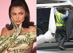 Bắt gặp Kylie Jenner mang cả váy cưới lên phi cơ riêng, phải chăng một đám cưới thế kỷ chuẩn bị diễn ra?