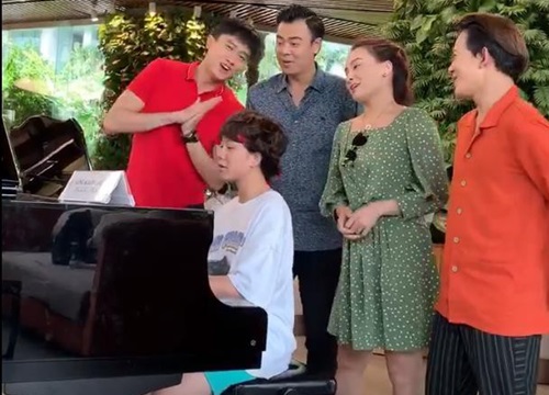 Clip: Bảo Hân đệm đàn piano, cùng dàn diễn viên "Về nhà đi con" khoe giọng hát không kém ca sĩ chuyên nghiệp