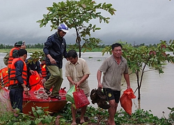 Đắk Lắk: Mưa lớn trên diện rộng, bộ đội giúp dân di dời người và tài sản đến nơi an toàn