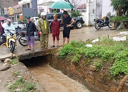 Đau lòng cháu bé tử vong do bị cuốn vào cống thoát nước bên đường