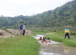 Gia Lai: 3 thanh niên "ngăn suối" mở lớp dạy bơi "dã chiến" cho trẻ em làng