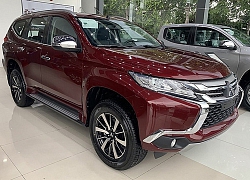 Giảm giá sập sàn tháng Ngâu, Mitsubishi Pajero Sport đua tranh với Toyota Fortuner