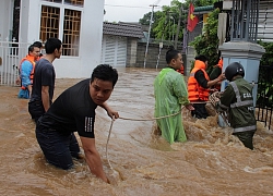 Hàng trăm chiến sỹ dầm mình trong nước cõng dân chạy lụt