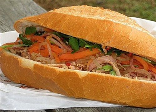 15 người nhập viện sau khi ăn bánh mì