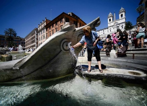 Ngồi trên Bậc thang Tây Ban Nha nổi tiếng của Rome có thể bị phạt tiền triệu