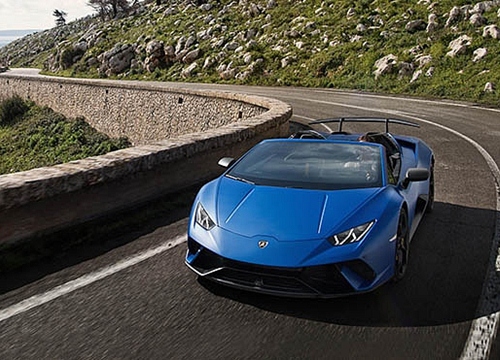 Người mẫu Playboy mang giày cao gót lao thẳng Lamborghini Huracan Spyder xuống hồ bơi