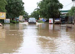 Nước xiết cuốn trôi xe ô tô cùng 2 người giữa thành phố Buôn Ma Thuột