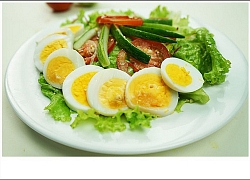 Salad rau củ trộn trứng thanh đạm, giúp bạn giữ dáng như siêu mẫu