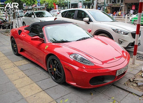 Siêu xe Ferrari F430 Spider tiền tỷ đỏ rực trên phố Hà Nội