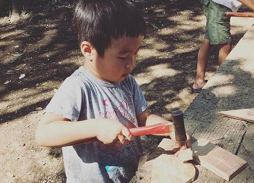 Trẻ em Nhật đang được khuyến khích chơi với dao, búa, đốt lửa và trèo lên mái nhà, các mẹ Việt có dám thử?