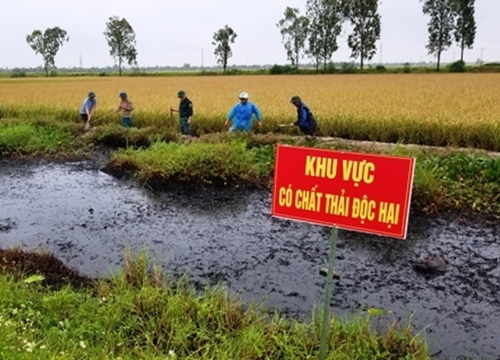 Báo động tình trạng chất thải nguy hại "vô tư" xả ra môi trường