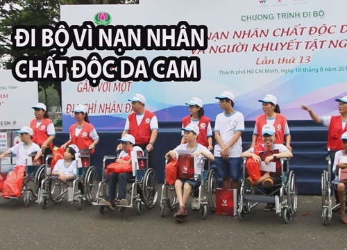 Bế con 1 tuổi đi bộ vì nạn nhân chất độc da cam, người khuyết tật nghèo