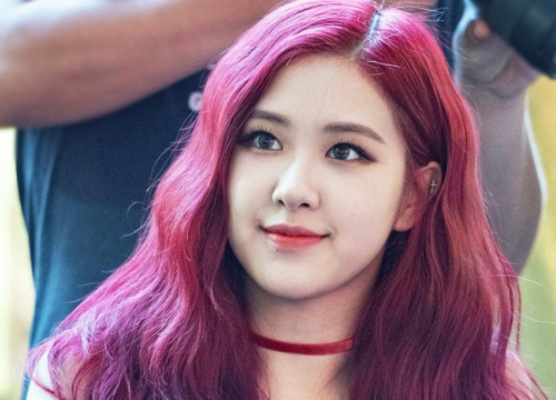 Bị săm soi cách ăn bánh khi livestream, Rosé (BLACKPINK) trả lời bá đạo đến mức mà ai nấy cũng phải trầm trồ