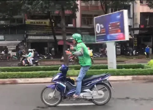 Clip: Tài xế Grabbike buông hai tay, nhún nhảy trên đường khiến các phương tiện tránh xa