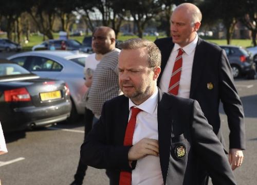 Fan M.U đốt áo tẩy chay Ed Woodward vì biến đội bóng thành trò cười