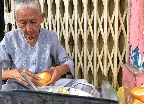 Gặp bà Hai bán bánh mì nói tiếng Anh ở trung tâm Sài Gòn: 75 tuổi mà vẫn khỏe re, lúc nào cũng lo khách không no cái bụng