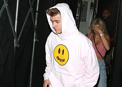 Justin Bieber lộ mặt mụn khi đi chơi tối cùng vợ