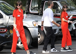 Kiều nữ "50 sắc thái" diện jumpsuit đỏ rực ra phố hẹn hò cùng bạn trai