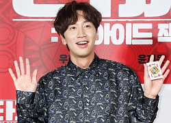 Lee Kwang Soo khiến không ai nhịn được cười khi làm điều này tại họp báo