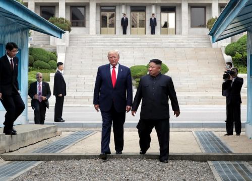 Ông Kim Jong-un viết thư cho Tổng thống Trump, giải thích các vụ thử tên lửa