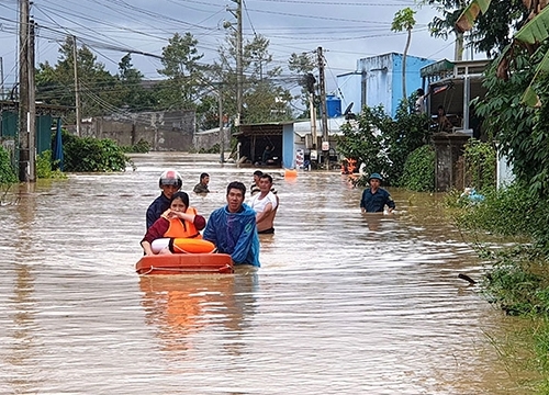 Sát cánh cùng người dân trong mưa lũ