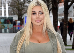 Sốc trước hình ảnh Chloe Ferry "nuy" hoàn toàn sải bước tự tin tại sân bay, nhìn kỹ mới tá hỏa