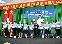 Trao học bổng, học phẩm cho học sinh nghèo