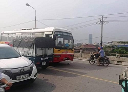 Xe buýt chạy ẩu lấn làn trên cầu tông trực diện 2 nam sinh đi xe máy