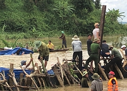 Bí thư Tỉnh ủy cùng hàng trăm người cứu đê bị vỡ ở Đắk Lắk