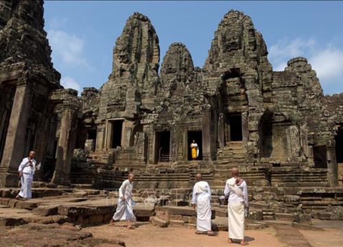 Campuchia cấm du khách ăn uống trên bãi cỏ quanh đền Angkor Wat