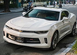 Cận cảnh siêu xe cơ bắp Chevrolet Camaro RS màu trắng quý tộc trên đường phố Thủ đô