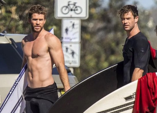 Chris Hemsworth ở bên an ủi em trai bị vợ bỏ