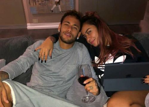 Cổ động viên tẩy chay, Neymar vẫn được cô em gái xinh đẹp bảo vệ