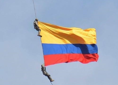 Hãi hùng khoảnh khắc hai binh sĩ Colombia rơi xuống đất khi đu dây trực thăng