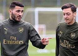 Hai kẻ tấn công Oezil và Kolasinac bị bắt