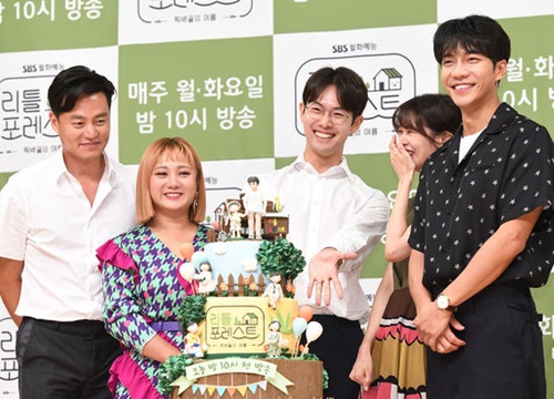 Họp báo 'Little Forest': Bị Lee Seo Jin 'hắt hủi', Lee Seung Gi đẹp đôi bên bạn gái Lee Joon (MBLAQ)