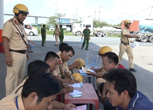 Kiểm tra phương tiện ra vào cảng, phát hiện tài xế dương tính với ma túy