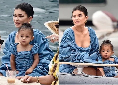 Kylie Jenner và con gái mặc váy bó ton sur ton