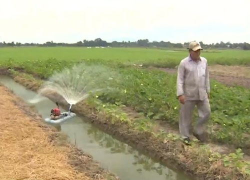 Lão nông miền Tây sáng chế máy tưới nước tự động giá rẻ bất ngờ