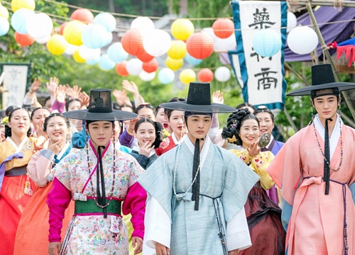 Park Ji Hoon cực chất và đáng yêu mặc hanbok trong phim mới 'Flower crew: Joseon Marriage Agency'!