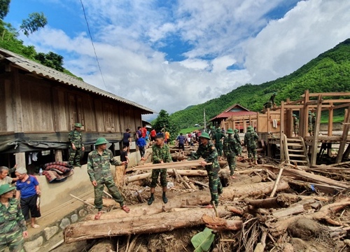 Sát cánh cùng dân trong lũ dữ