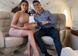 Bạn gái massage chân cho C. Ronaldo