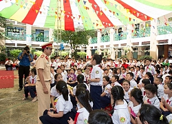 CSGT TP.HCM tuyên truyền luật giao thông cho thiếu nhi người nước ngoài