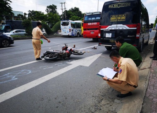 Đau lòng con trai 11 tuổi tử vong, mẹ nguy kịch do bị xe khách cán qua người