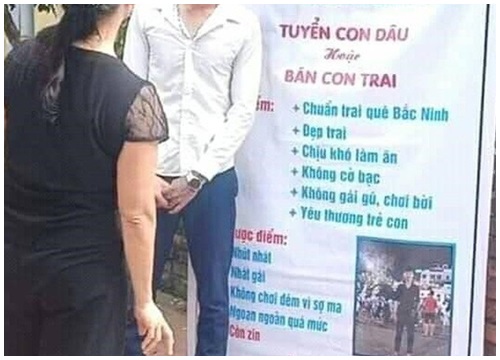 Ế quá lâu ngày, thanh niên bị mẹ treo biển tuyển vợ ngay trước ngõ, còn mang cả chính chủ ra đứng diện kiến